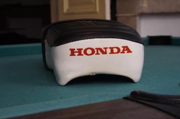 Honda c50 zadel  beschikbaar voor biedingen