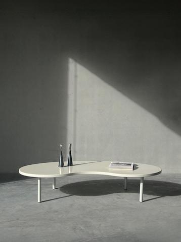 Vintage organische lage salontafel beschikbaar voor biedingen