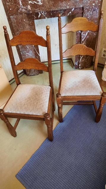 Twee massief houten stoelen beschikbaar voor biedingen