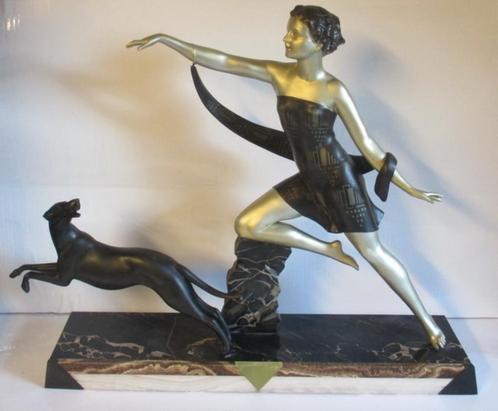 statue art déco de jeune fille marchant lévrier sur marbre, Antiquités & Art, Curiosités & Brocante, Enlèvement