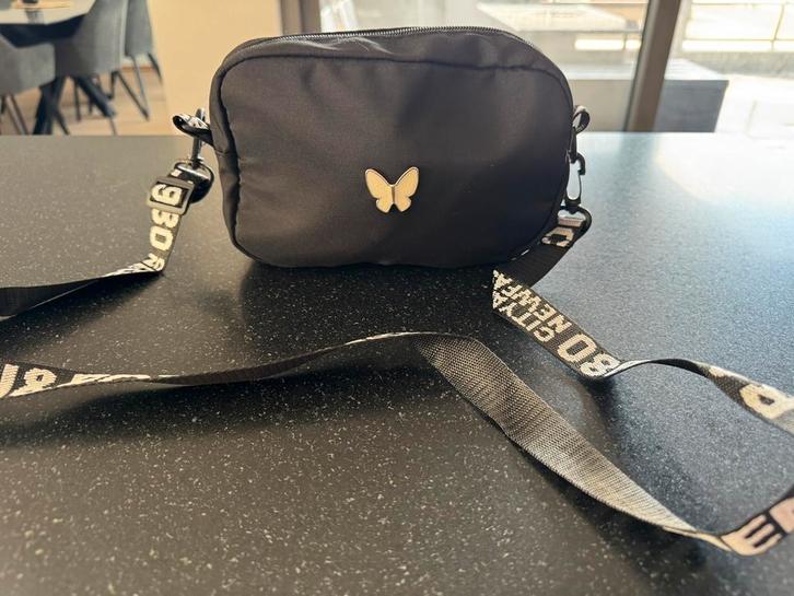 Zwarte nylon schoudertas met vlinderembleem – NIEUW, Handtassen en Accessoires, Tassen | Damestassen, Nieuw, Handtas, Zwart, Ophalen of Verzenden