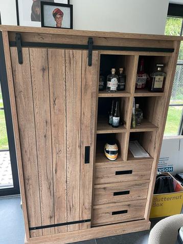 Zo goed als nieuwe kast beschikbaar voor biedingen