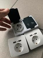 Opbouw dubbele 16a stekkerdoos met klep en inbouwstekker, Doe-het-zelf en Bouw, Elektriciteit en Kabels, Ophalen of Verzenden