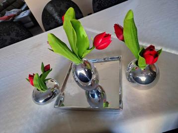set vaasjes met zijden tulpen beschikbaar voor biedingen