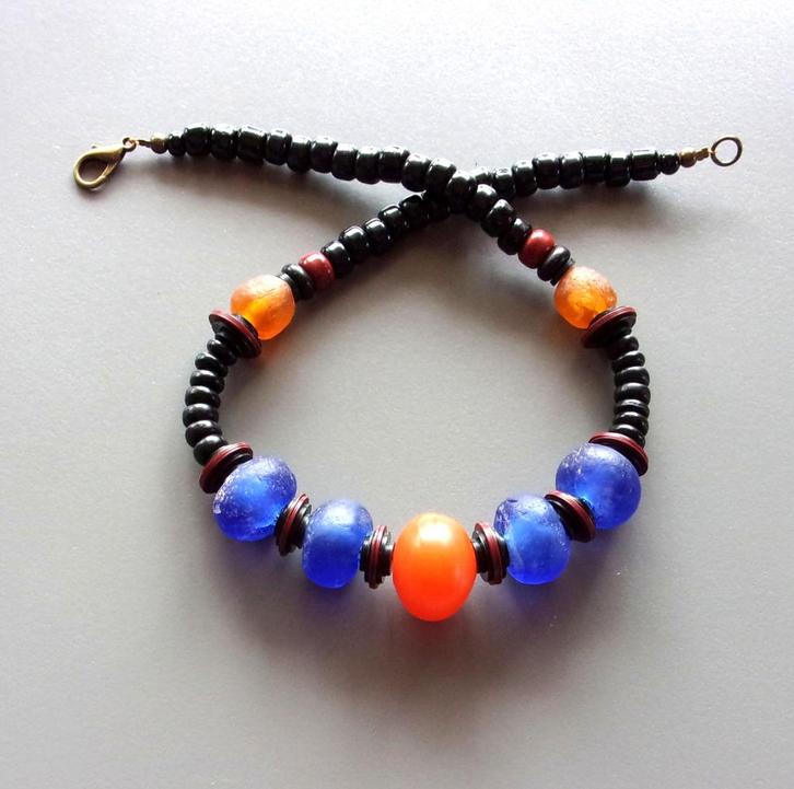 Afrikaanse ketting in blauw en honing van gerecycled glas, Handtassen en Accessoires, Kettingen, Nieuw, Overige materialen, Blauw