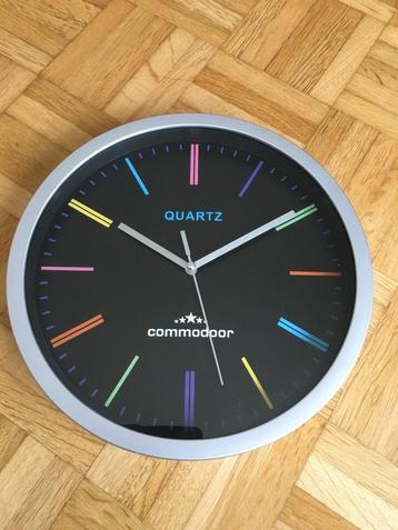 Horloge murale design disponible aux enchères