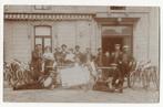 1912 fietsers tussenstop bree??? fotokaart, Collections, Photos & Gravures, Autres sujets/thèmes, Photo, Avant 1940, Utilisé