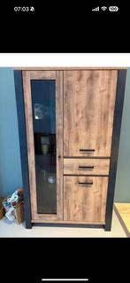 Vitrinekast met licht, Ophalen