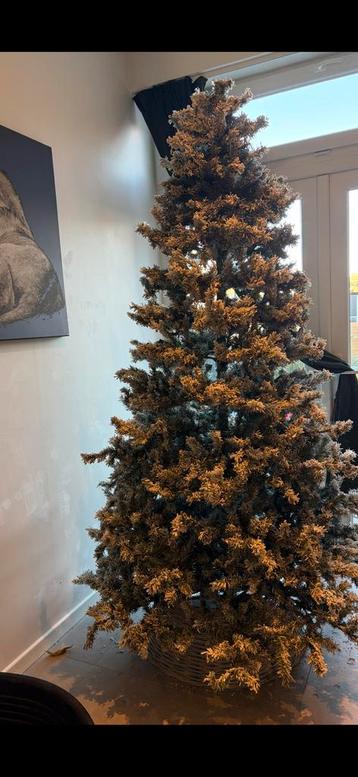 Kerstboom met kerstballen beschikbaar voor biedingen