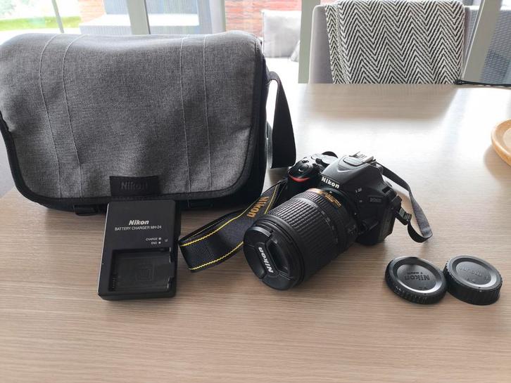 Nikon D5600 met twee lenzen, TV, Hi-fi & Vidéo, Photo | Sacs pour appareil, Enlèvement ou Envoi