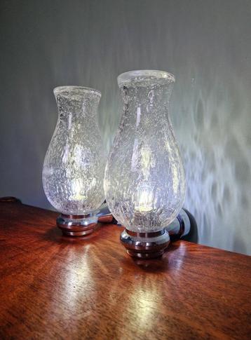 Paar wandlampen van geblazen glas en verchroomd metaal