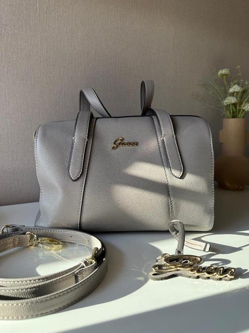 Guess handtas, Handtassen en Accessoires, Tassen | Damestassen, Zo goed als nieuw, Handtas, Grijs, Ophalen