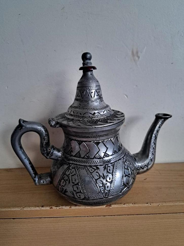Théière touareg marocaine
Théières décoratives antiques grav, Antiek en Kunst, Antiek | Tin, Ophalen of Verzenden