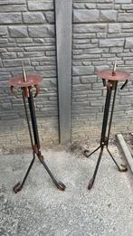 Twee zware metalen kandelaars voor paaskaars, Ophalen, Gebruikt, Overige kleuren, Kandelaar