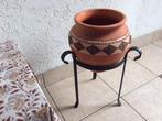 Te koop vaas in metalen onderstel, Overige kleuren, Aardewerk of Porselein, Ophalen of Verzenden, Zo goed als nieuw
