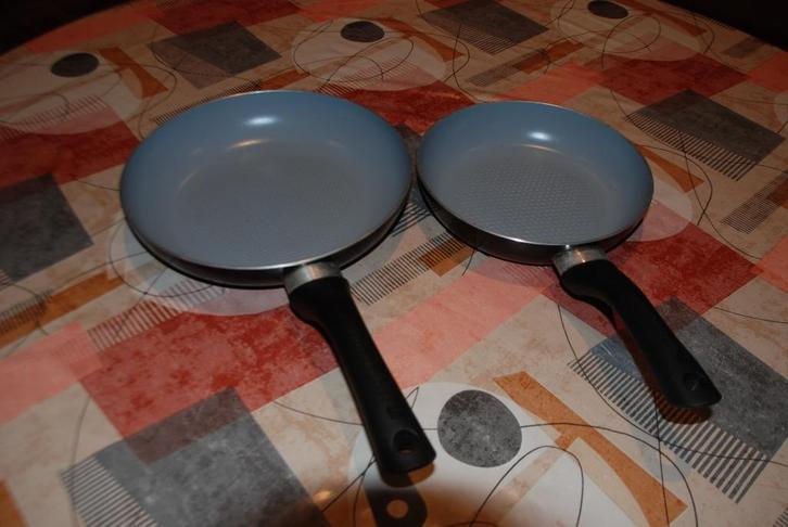 Set van 2 keramische braadpannen In zeer goede staat!, Huis en Inrichting, Keuken | Potten en Pannen, Gebruikt, Koekenpan of Braadpan