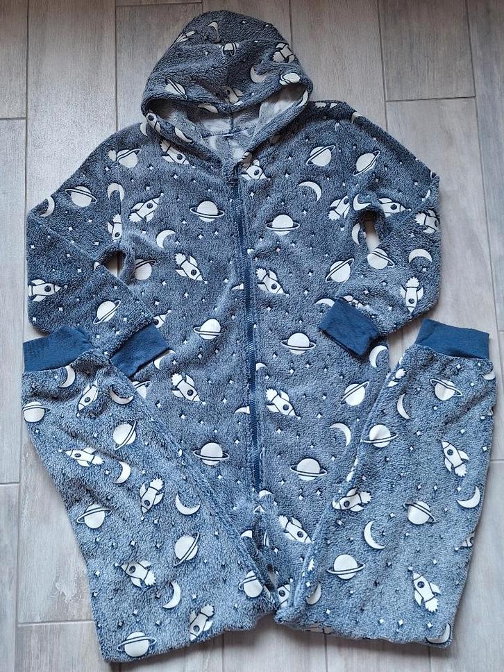 ★ M158/164 - Onesie space - glow in the dark, Kinderen en Baby's, Kinderkleding | Maat 158, Gebruikt, Jongen, Nacht- of Onderkleding