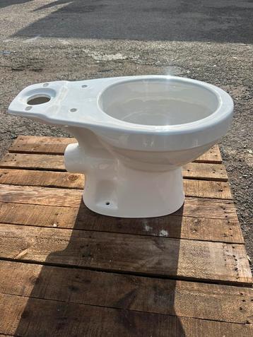 Nieuw staand toilet met spoelbak–in doos (meerdere mogelijk) beschikbaar voor biedingen