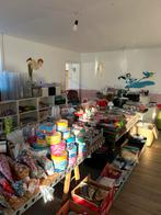 De nombreux produits à vendre, neufs et d'occasion