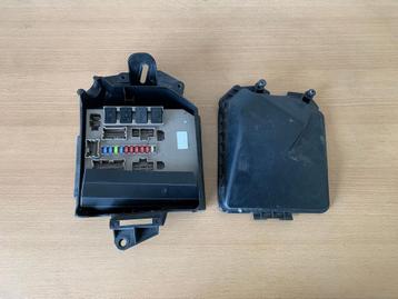 zekeringkast renault clio 3 / modus 8200674661A motorruimte beschikbaar voor biedingen