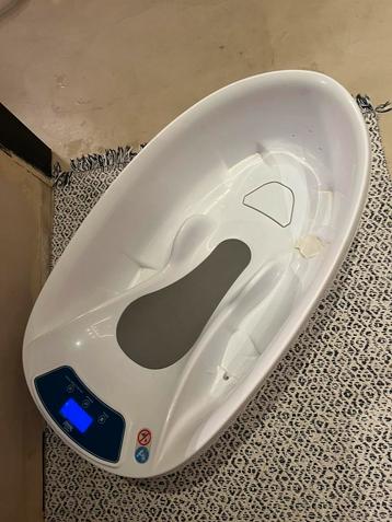 Babybadje met ingebouwde thermometer en weegschaal beschikbaar voor biedingen
