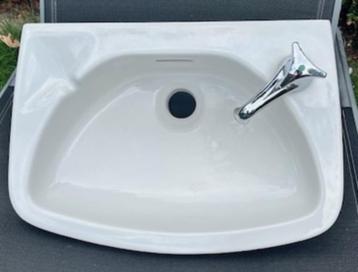 Porseleinen WC lavabo met kraan. beschikbaar voor biedingen