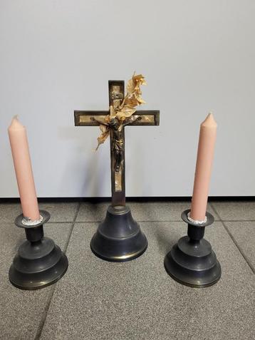lot koperen kruisbeelden, bijhorende kandelaartjes, Enlèvement, Cuivre