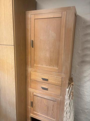 Houten kast met wieltjes beschikbaar voor biedingen