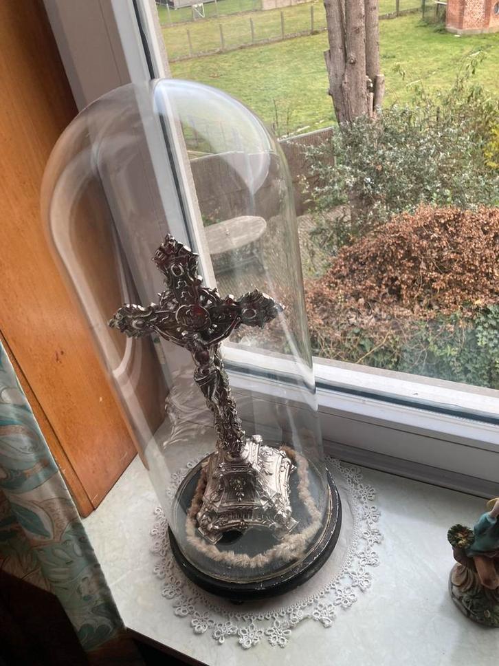 Verzilverd antiek crusifix onder glazen stolp, Maison & Meubles, Accessoires pour la Maison | Cloches, Utilisé, Enlèvement