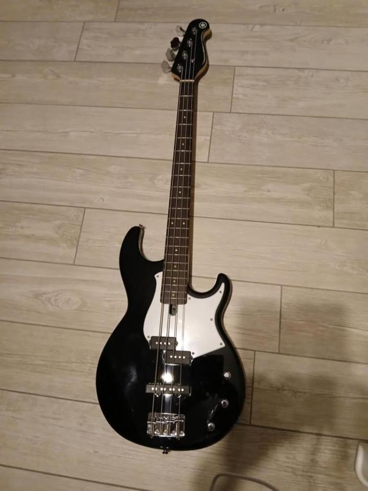 SET: Yamaha BB234 Black en gigbag., Muziek en Instrumenten, Snaarinstrumenten | Gitaren | Bas, Zo goed als nieuw, Elektrisch, Ophalen