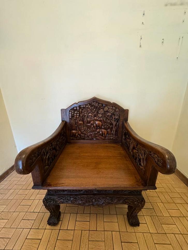 Ensemble table et chaises en bois dur à haut relief, Antiek en Kunst, Antiek | Meubels | Tafels, Ophalen of Verzenden