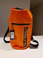 NOUVEAU Sac étanche Oakley Barrel 10 L orange fluo, Neuf, Autres marques, 25 à 40 cm, Enlèvement ou Envoi