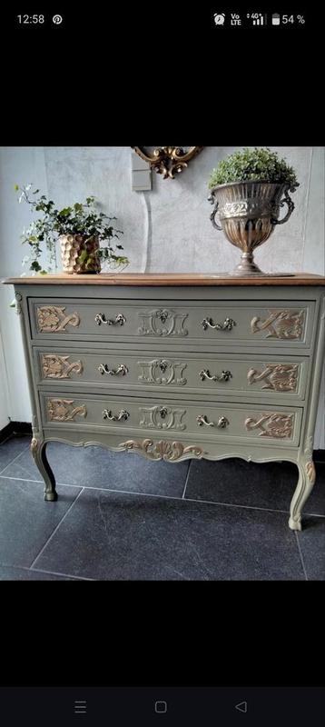 Mooi dressoir met voeten in de vorm van klompen beschikbaar voor biedingen