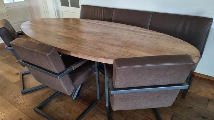 Industriële eettafelset – ovale tafel, 3 stoelen + eetbank, Huis en Inrichting, Tafels | Eettafels, Ophalen