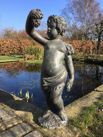 Zeldzaam antiek Bronzen Putti tuinbeeld  beschikbaar voor biedingen