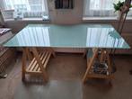 bureau tafel met glazen blad en houten schragen, Enlèvement, Utilisé, Bureau