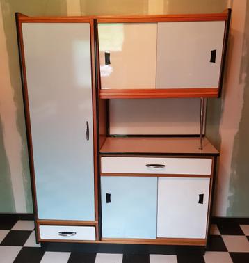 Retro kast beschikbaar voor biedingen