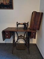 Machine à coudre ancienne sur la table, Enlèvement