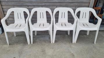 4 witte tuinstoelen beschikbaar voor biedingen