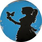 Banksy vrouw vlinder Muurcirkel 60x60 metaal + Ophangsysteem, Huis en Inrichting, Woonaccessoires | Schilderijen, Tekeningen en Foto's