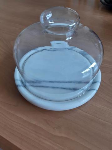 Stolp met glazen deksel. beschikbaar voor biedingen