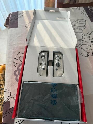 Nintendo switch oled + 2 games beschikbaar voor biedingen