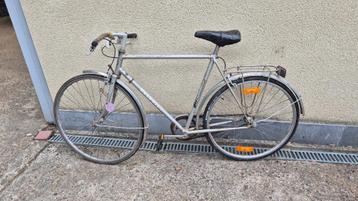 2 oude studentenfietsen beschikbaar voor biedingen