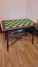 Petite table en bois avec damier en carrelage, Antiquités & Art, Enlèvement