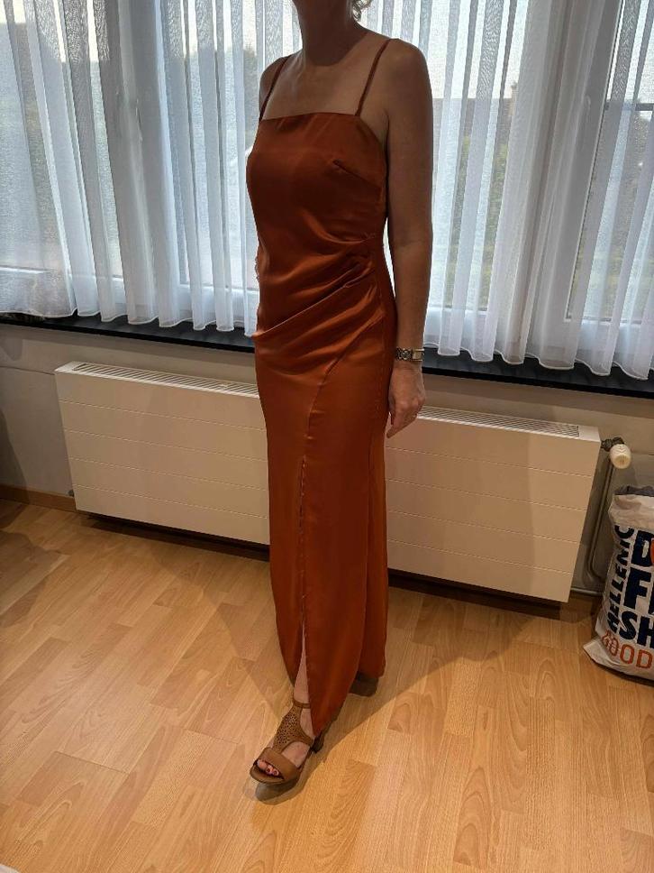 Prachtig satijnen avondjurk, Kleding | Dames, Gelegenheidskleding, Zo goed als nieuw, Overige typen, Maat 36 (S), Bruin, Ophalen