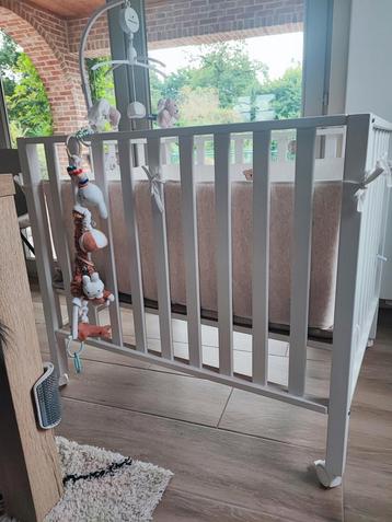 Babypark wit, witte wieltjes beschikbaar voor biedingen