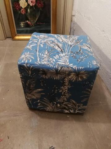Pouf beschikbaar voor biedingen