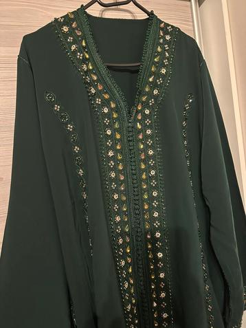 Groene kaftan te koop beschikbaar voor biedingen