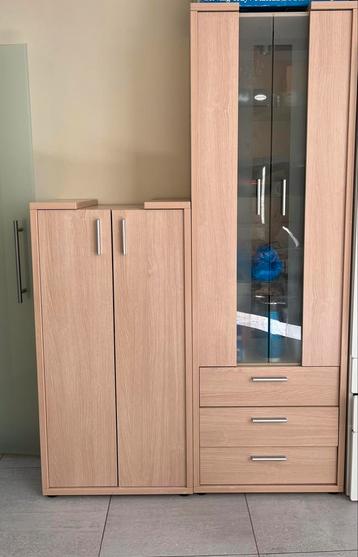 Complete houten kastenset met vitrine en opbergruimte beschikbaar voor biedingen