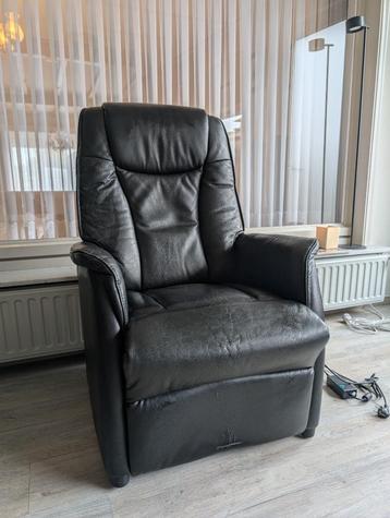 Elektrisch verstelbare relaxstoel: zwart leder (nieuw: €900) beschikbaar voor biedingen